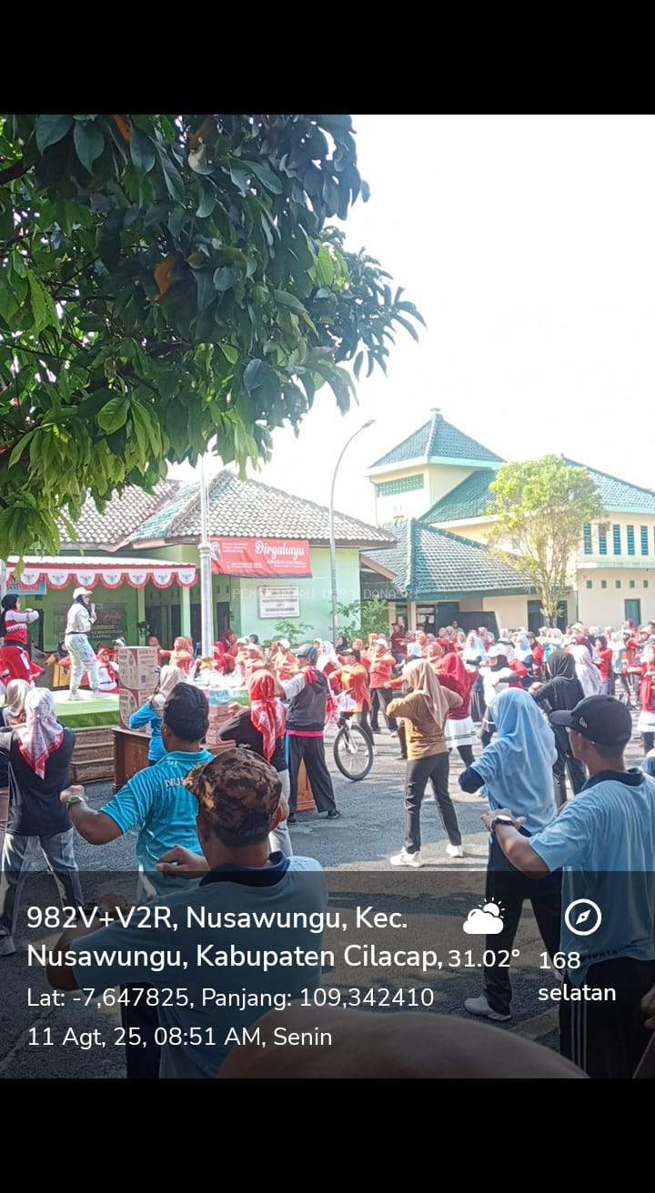 JALAN SEHAT DAN SENAM BERSAMA DI PENDOPO KECAMATAN NUSAWUNGU MEMPERINGATI HUT RI 80